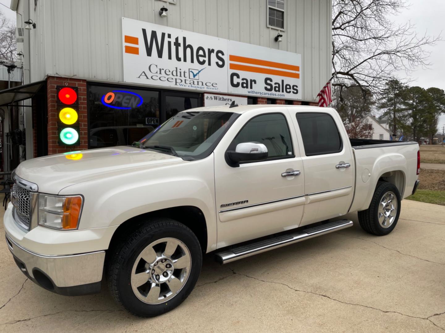 2011 White /Gray GMC Sierra 1500 SLT Crew Cab 2WD (3GTP1WE06BG) with an 5.3L V8 OHV 16V FFV engine, 4-Speed Automatic transmission, located at 204 Hwy. 16 East, Carthage, MS, 39051, (601) 267-7277, 0.000000, 0.000000 - Photo#0